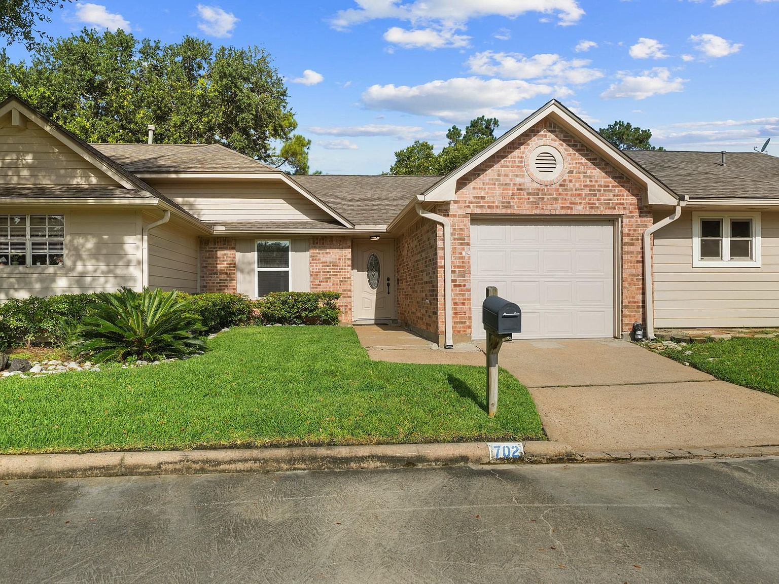 702 W Country Grove Cir — Pearland Golf Club at Country Place