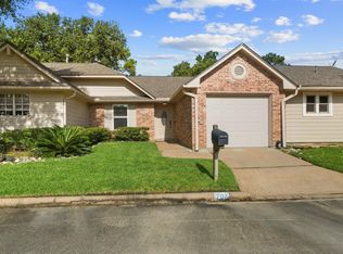 702 W Country Grove Cir, Pearland, TX 77584