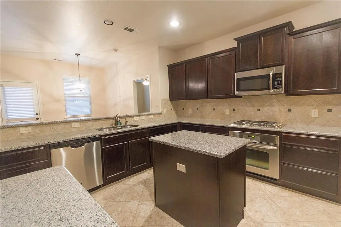 4 bed, 2928 sqft, $2,795 — Photo 4