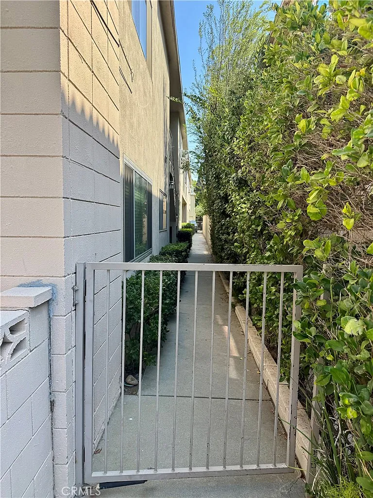 3 bed, 1242 sqft, $3,947 — Photo 3