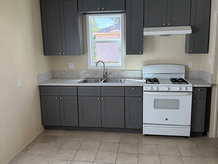 2253 S Cochran Ave — Photo 6