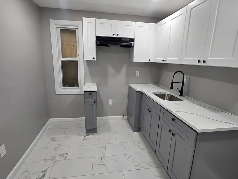 125-127 Redwood Ave #1C — Photo 1