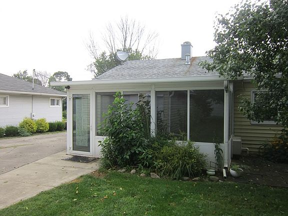 5th image of 713 Blaine Ave