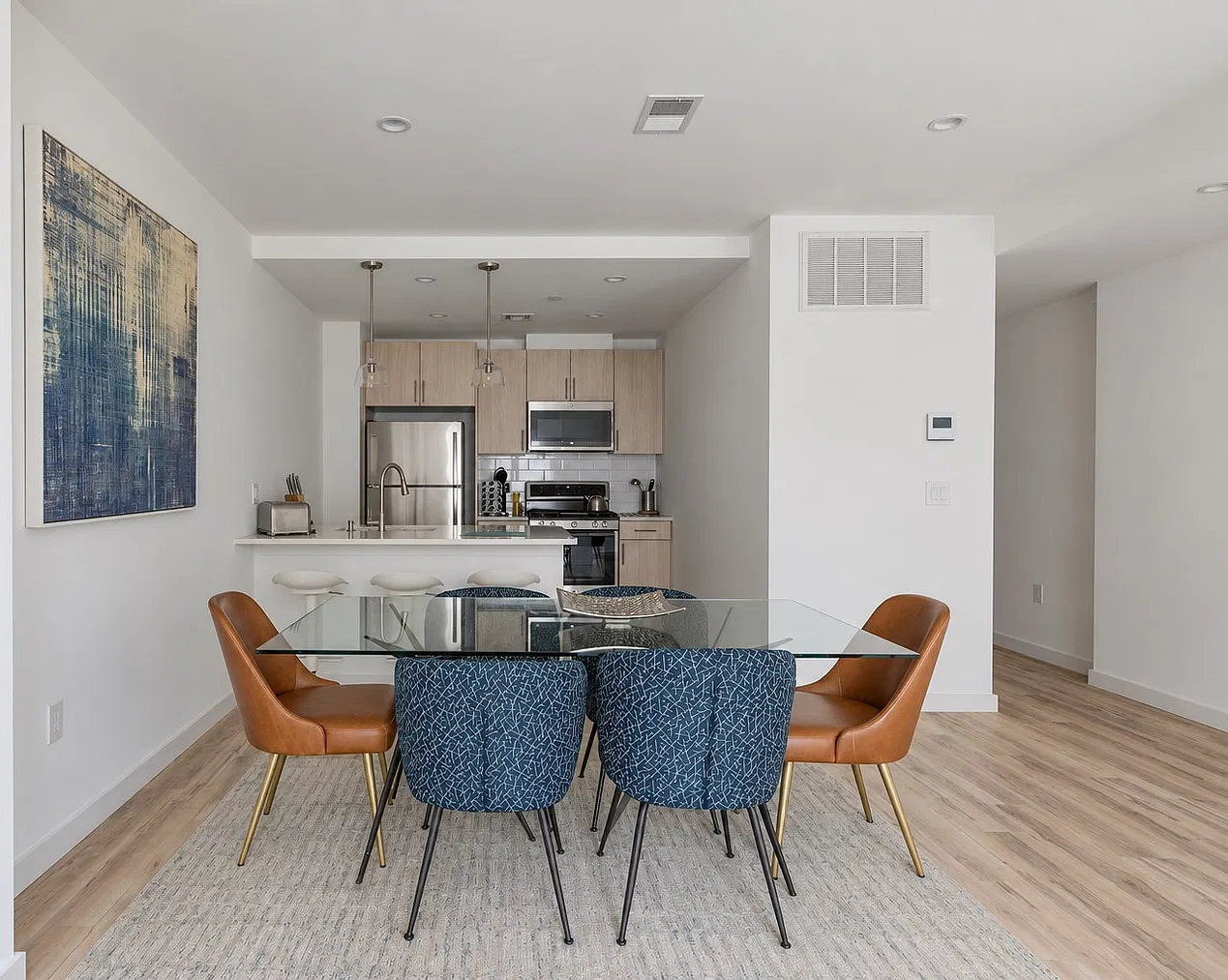 3 bed, 2.0 bath, 1302 sqft, $6,850 — Photo 4