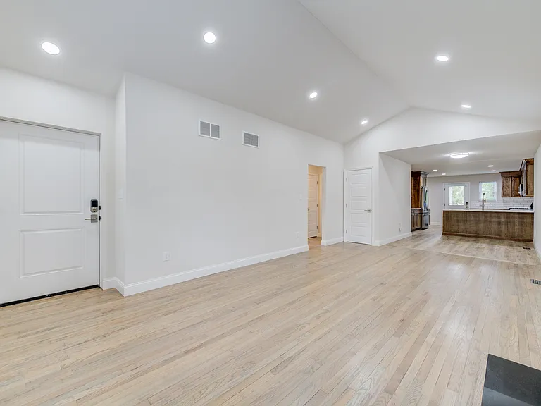 6924 Nashville Ave — Photo 4
