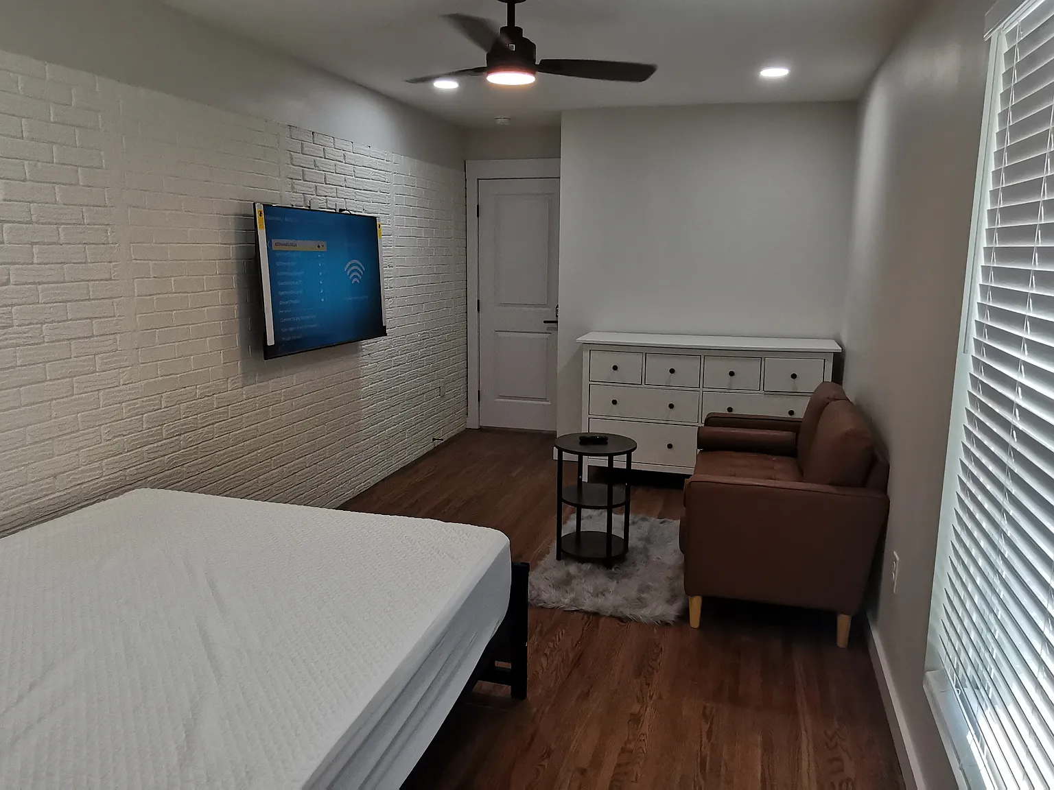 6 bed, 2090 sqft, $950 — Photo 2
