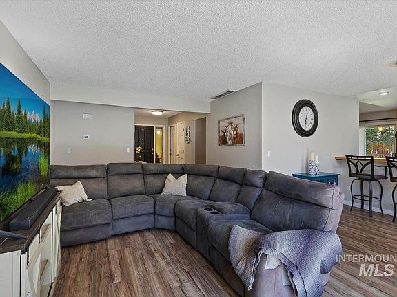 3rd image of 3916 S Genesee Dr