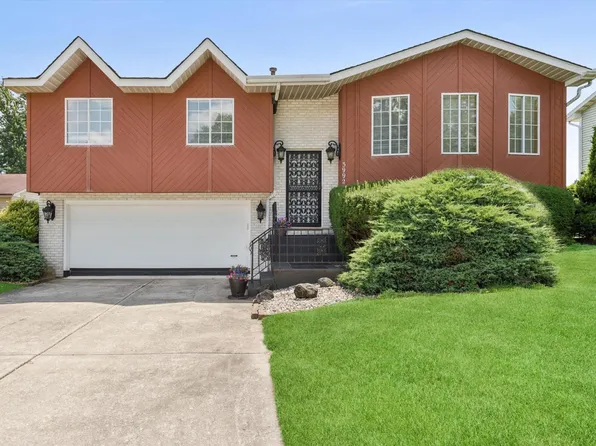 3992 Willowood Ct, Crown Point, IN 46307