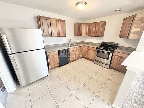4th image of 1060 Emporia St