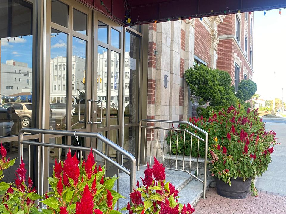1st image of 65 Lincoln Blvd #17