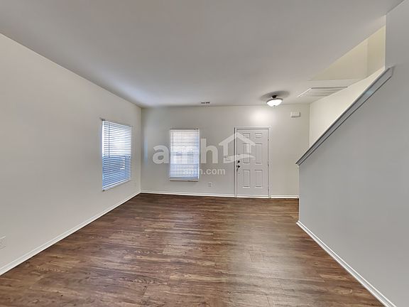 3rd image of 932 Willow Creek Dr