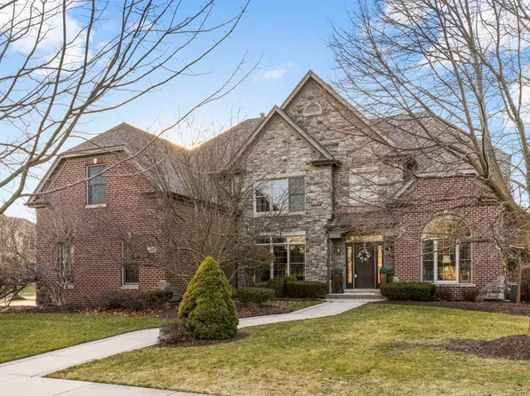 26016 Whispering Woods Cir, Plainfield, IL 60585
