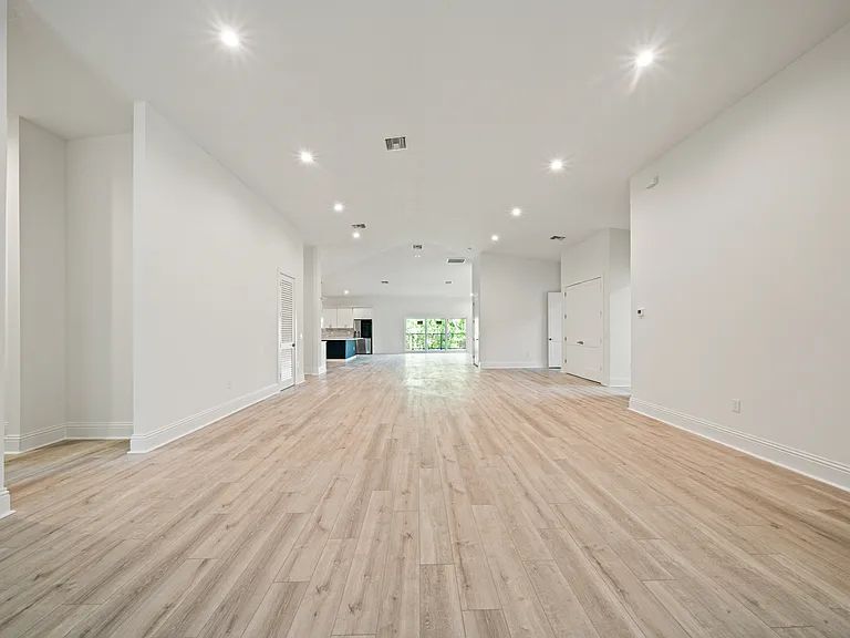 1033 Hammock Cir — Photo 4