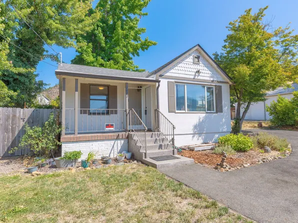 2072 NE Fairview Ave, Grants Pass, OR 97526