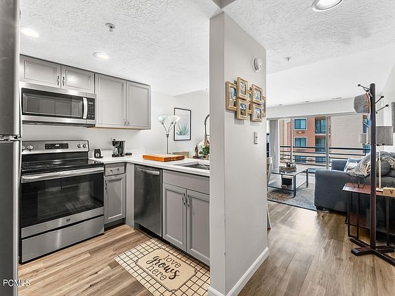 4th image of 2000 Prospector Ave #203