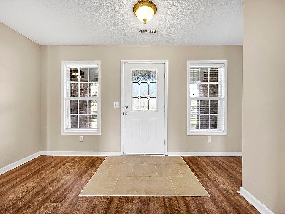 2nd image of 3330 Aurora Dr