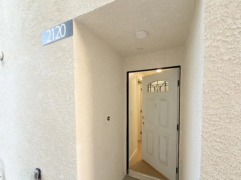 Brand New Luxury 4 & 5 Bed Units — Photo 9