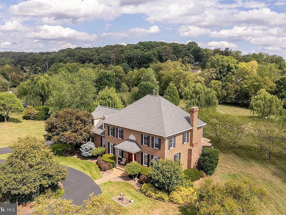 1st image of 160 Wilton Dr