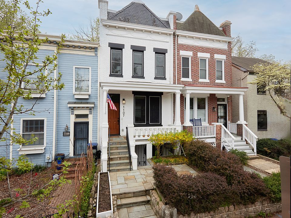 Front of 3 level Rowhouse