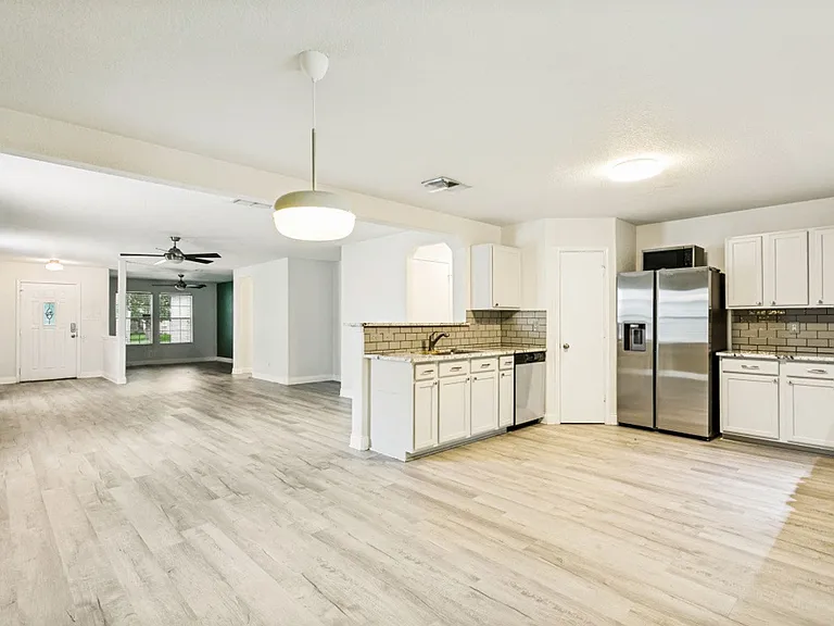 16302 Amberly Ct — Photo 11