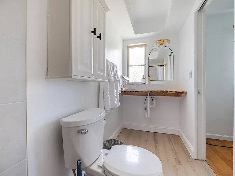 En-suite master bathroom.