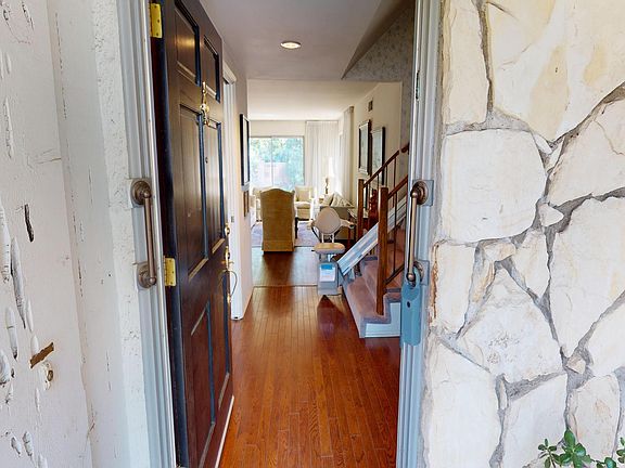 4th image of 10900 Des Moines Ave