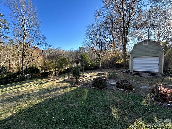 4th image of 214 Colonial Dr