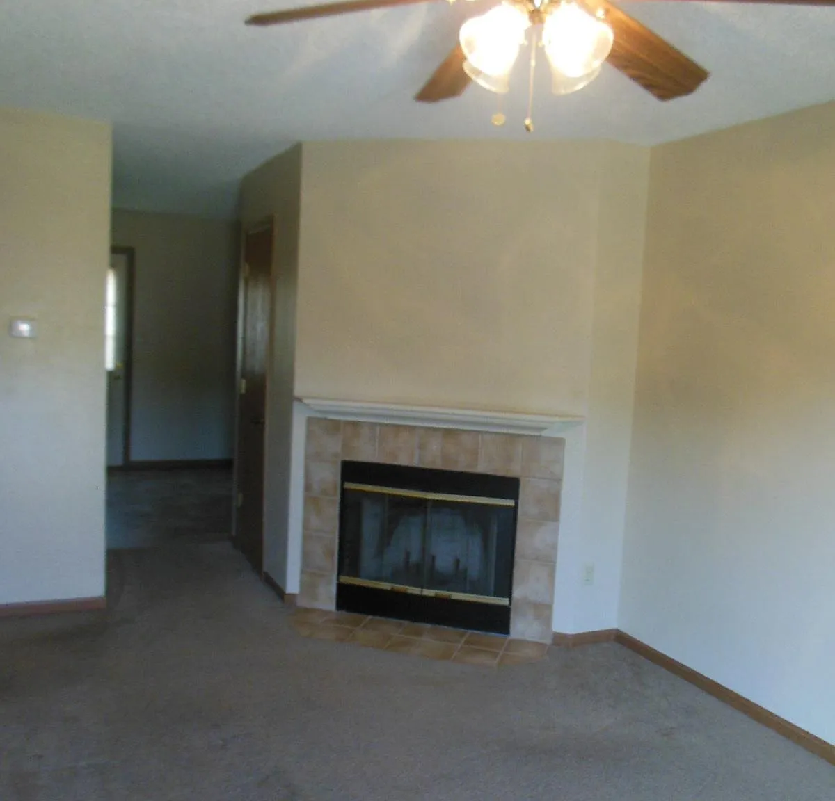 605 NE English Manor Dr — Photo 2