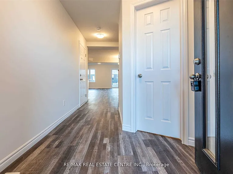 3142 Turner Cres — Photo 6