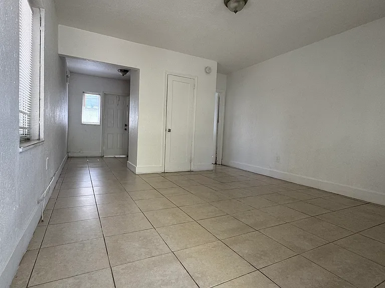 1556 SW 6th St #7 — Photo 2