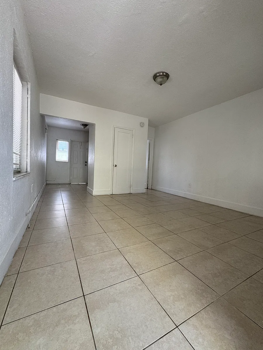 Building Photo - 1556 SW 6th St #7