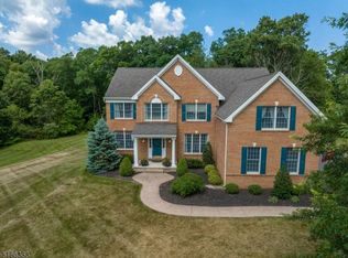 10 Hawk Dr, Ringoes, NJ 08551