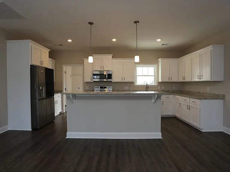 115 Avalon Trce — Photo 2