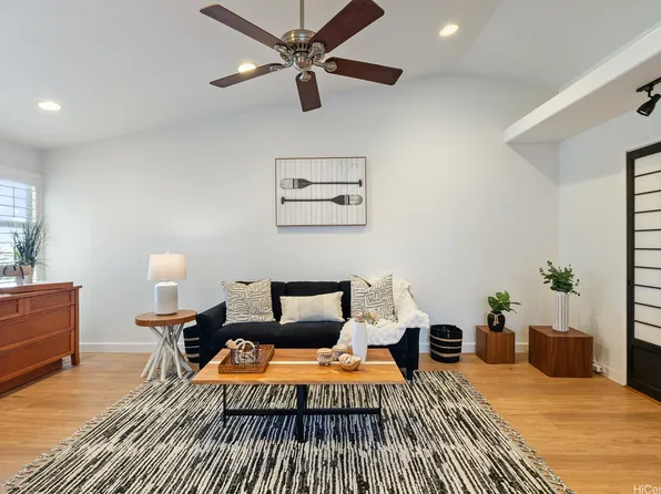 1812 Makuakane St, Honolulu, HI 96817