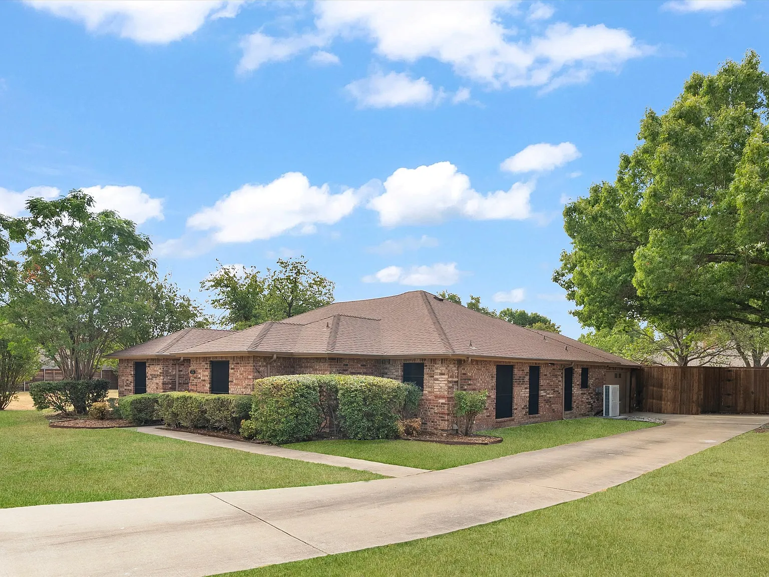 4 bed, 2554 sqft, $4,850 — Photo 2