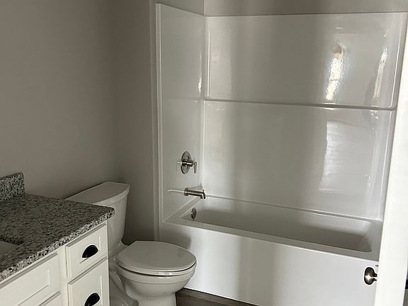 5th image of 563-561 Goodman Dr