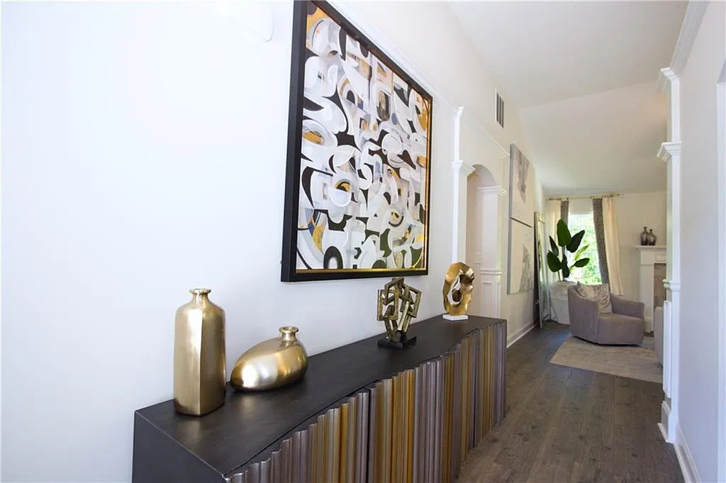 4 bed, 2.0 bath, 1872 sqft, $2,330 — Photo 3