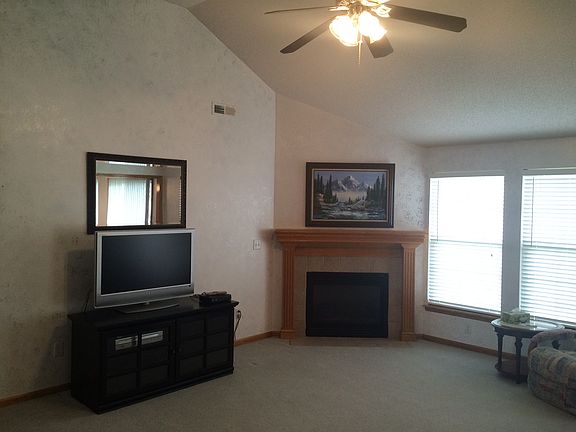 5th image of 704 SW Hillside Ct