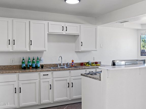 3rd image of 944 W CALLE TUBERIA --