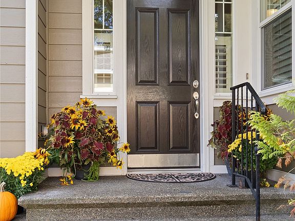3rd image of 4219 Vashon Dr NE