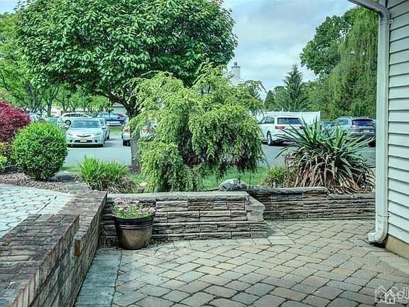 3rd image of 40 Staghorn Dr