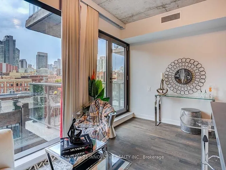 560 King St W #408 — Photo 4