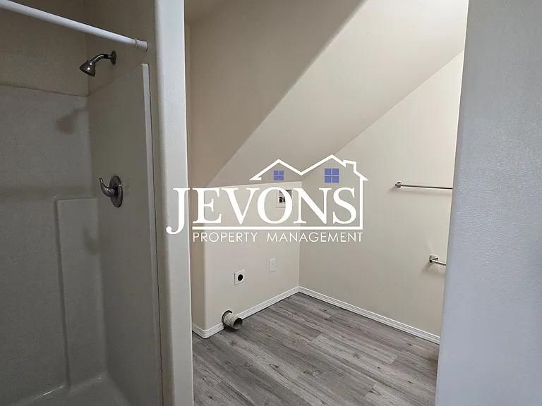 321 Emerald Rd #C — Photo 8