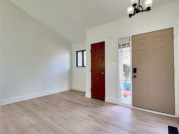 5th image of 427 Jamestown Cir