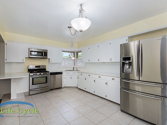 5th image of 1055 Lake Michigan Dr NW