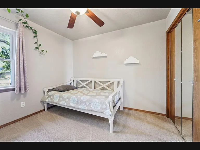 813 Ash Ct — Photo 17