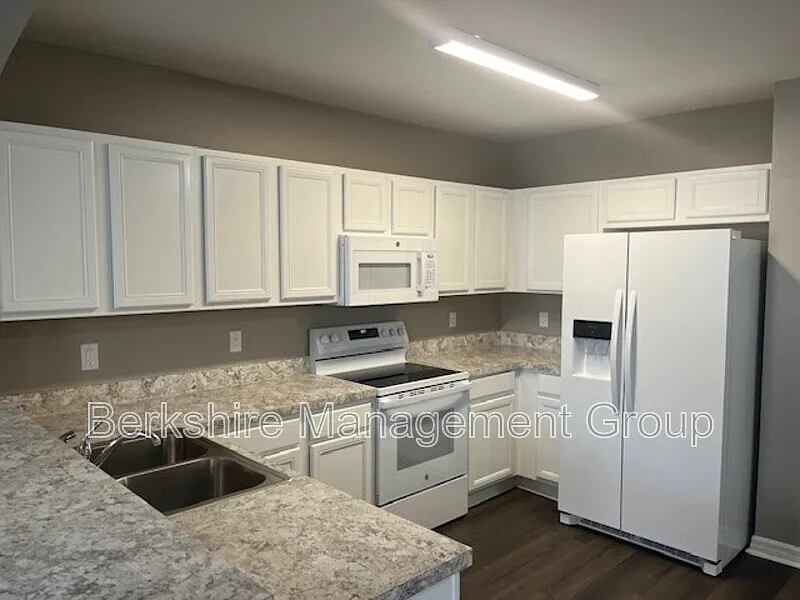 3 bed, 2.5 bath, 1385 sqft, $1,825 — Photo 4
