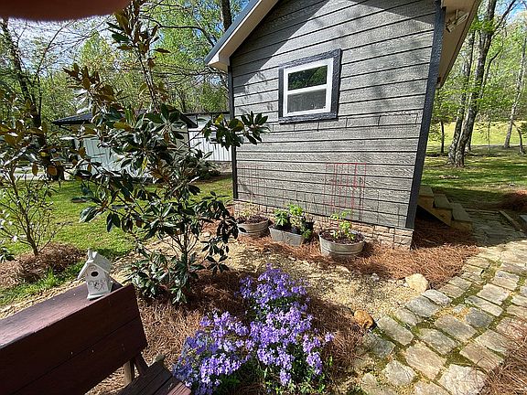 Garden area with storage bld