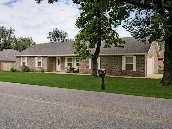 553 Dallas St SW, Gravette, AR 72736