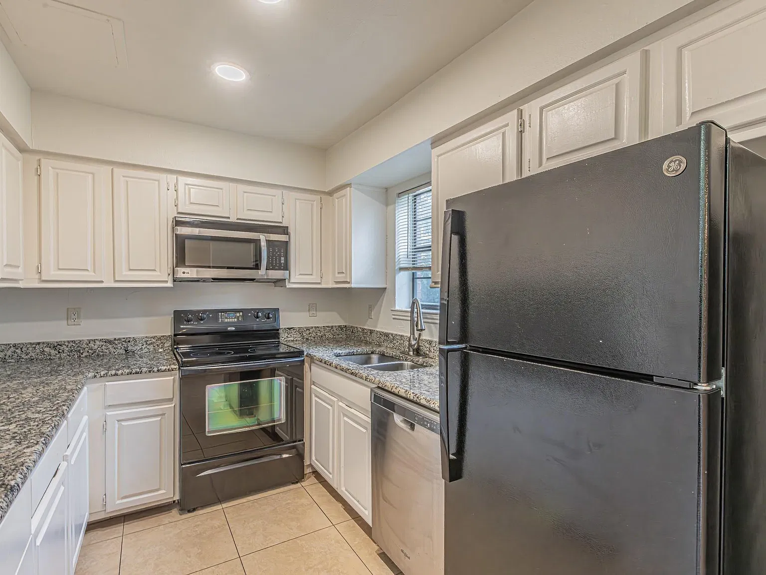 2 bed, 888 sqft, $1,350 — Photo 3